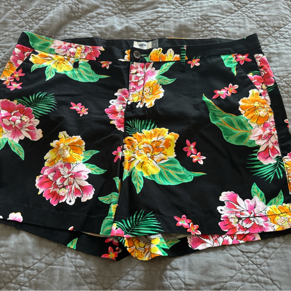 Old Navy Size 16 Hawaiian Print Shorts. 4 inch Inseam. Like New Condition